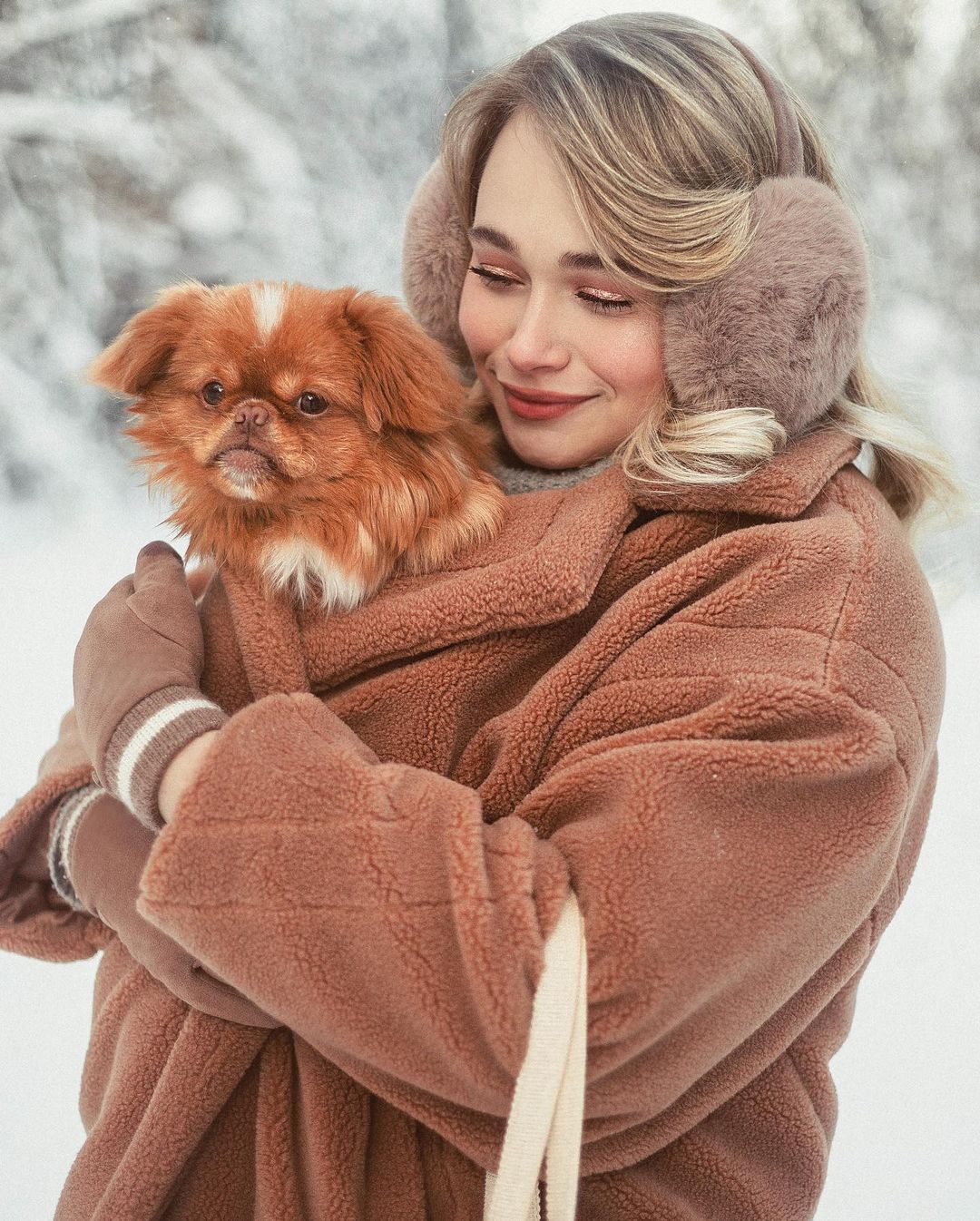 Чтобы поднять себе настроение, зачастую хватает лишь одной обнимашки с любимым собакеном. Если его нет у вас, умиляйтесь чужими. Благо, горожане щедро делятся кадрами своих мохнатых домочадцев в соцсетях.