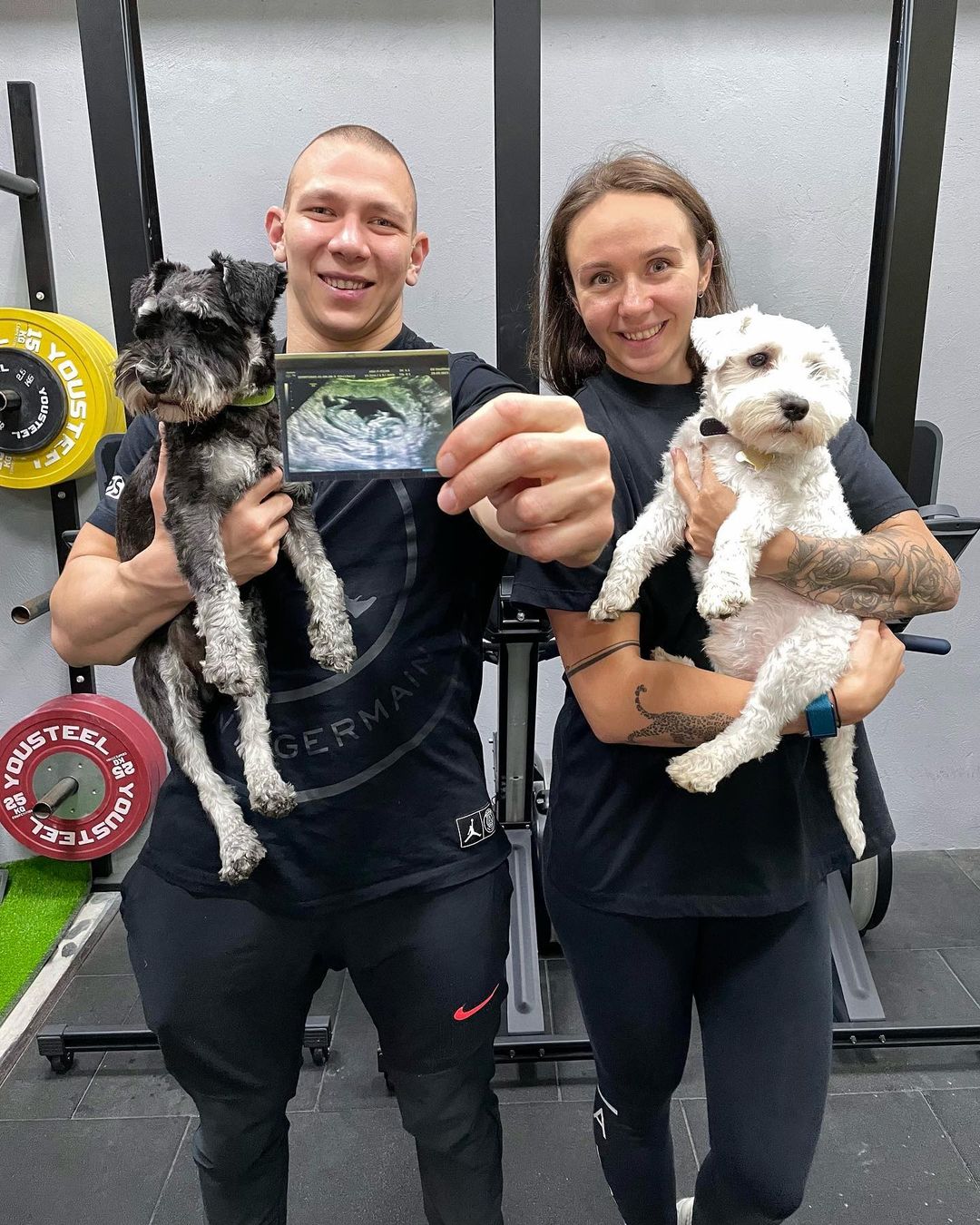 Чтобы поднять себе настроение, зачастую хватает лишь одной обнимашки с любимым собакеном. Если его нет у вас, умиляйтесь чужими. Благо, горожане щедро делятся кадрами своих мохнатых домочадцев в соцсетях.