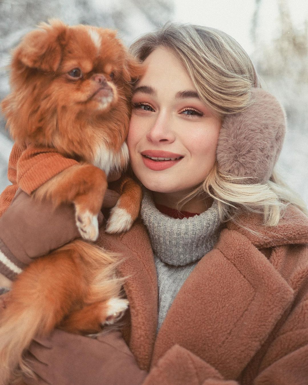 Чтобы поднять себе настроение, зачастую хватает лишь одной обнимашки с любимым собакеном. Если его нет у вас, умиляйтесь чужими. Благо, горожане щедро делятся кадрами своих мохнатых домочадцев в соцсетях.