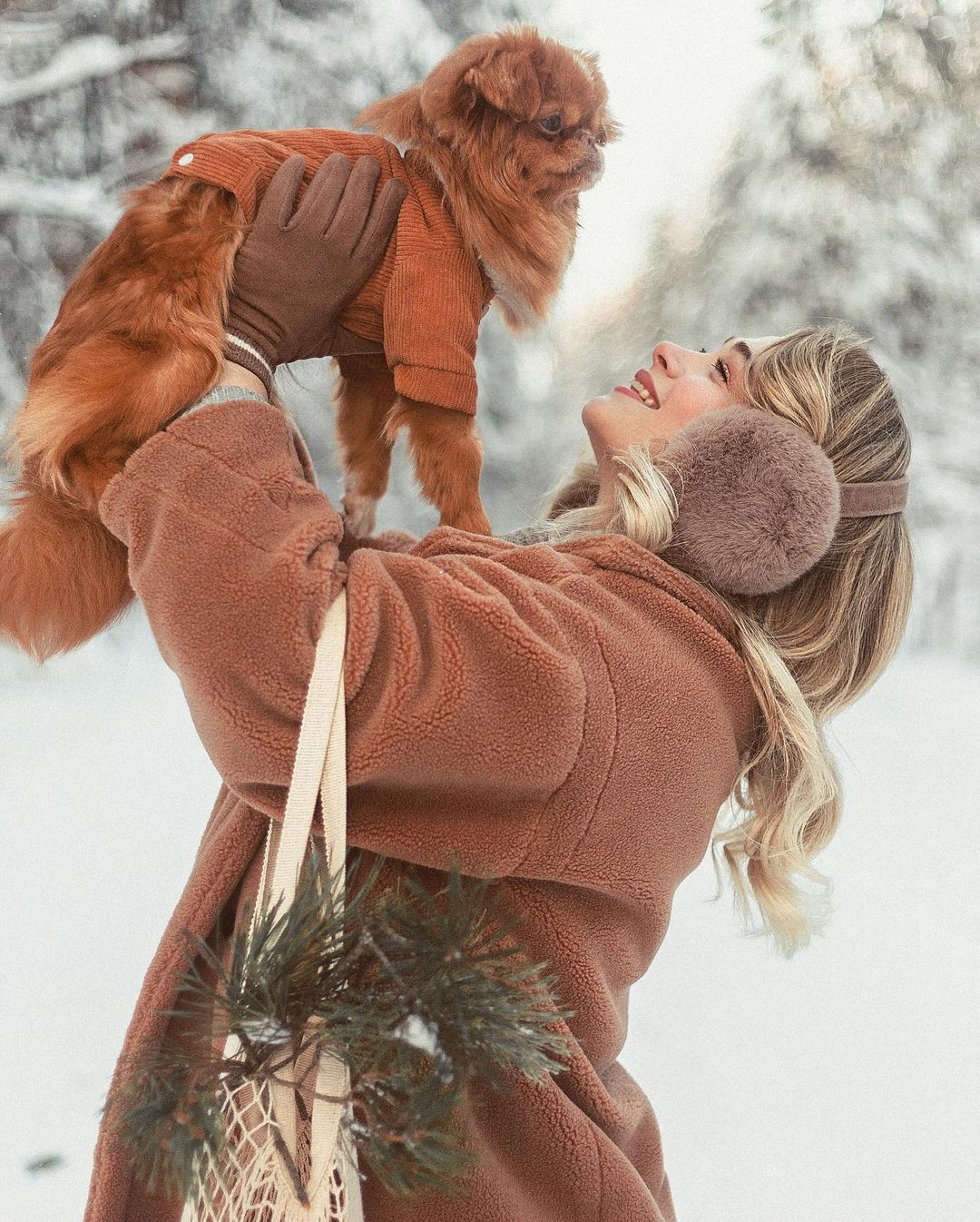 Чтобы поднять себе настроение, зачастую хватает лишь одной обнимашки с любимым собакеном. Если его нет у вас, умиляйтесь чужими. Благо, горожане щедро делятся кадрами своих мохнатых домочадцев в соцсетях.