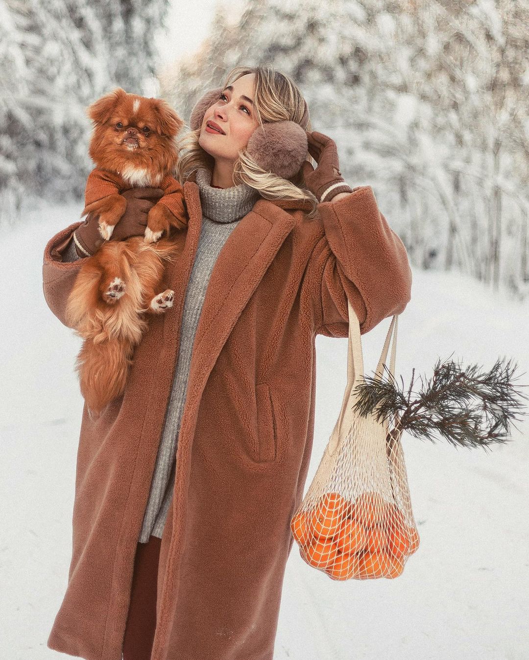 Чтобы поднять себе настроение, зачастую хватает лишь одной обнимашки с любимым собакеном. Если его нет у вас, умиляйтесь чужими. Благо, горожане щедро делятся кадрами своих мохнатых домочадцев в соцсетях.