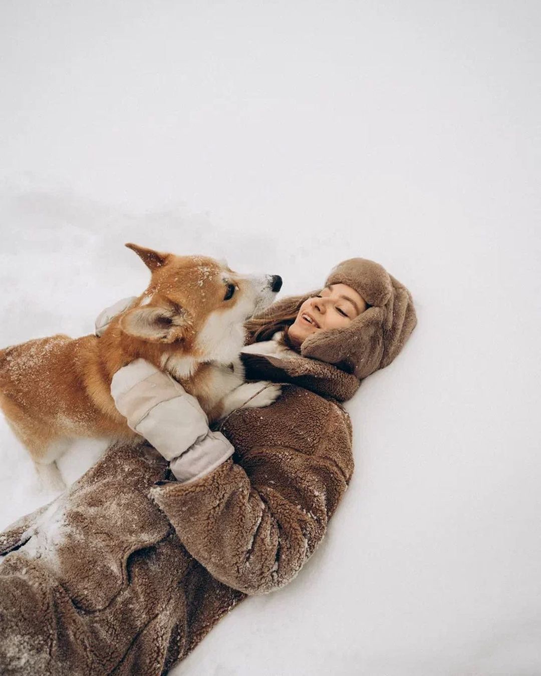 Чтобы поднять себе настроение, зачастую хватает лишь одной обнимашки с любимым собакеном. Если его нет у вас, умиляйтесь чужими. Благо, горожане щедро делятся кадрами своих мохнатых домочадцев в соцсетях.