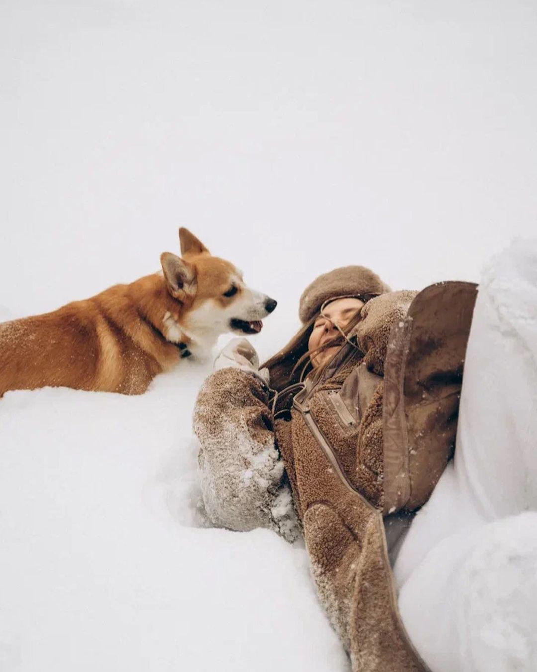 Чтобы поднять себе настроение, зачастую хватает лишь одной обнимашки с любимым собакеном. Если его нет у вас, умиляйтесь чужими. Благо, горожане щедро делятся кадрами своих мохнатых домочадцев в соцсетях.