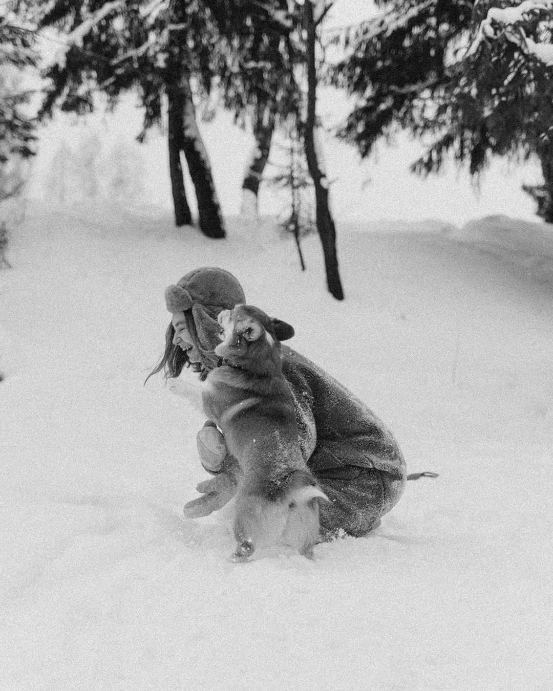Чтобы поднять себе настроение, зачастую хватает лишь одной обнимашки с любимым собакеном. Если его нет у вас, умиляйтесь чужими. Благо, горожане щедро делятся кадрами своих мохнатых домочадцев в соцсетях.