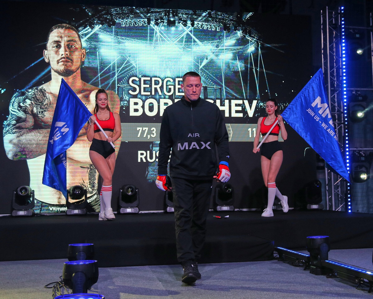 Боец ММА из Мурома Сергей Бобрышев стал одним из героев клипа, снятого на песню Александра Малинина «Айсберги». В видео вошли фрагменты реальных боев нашего земляка.