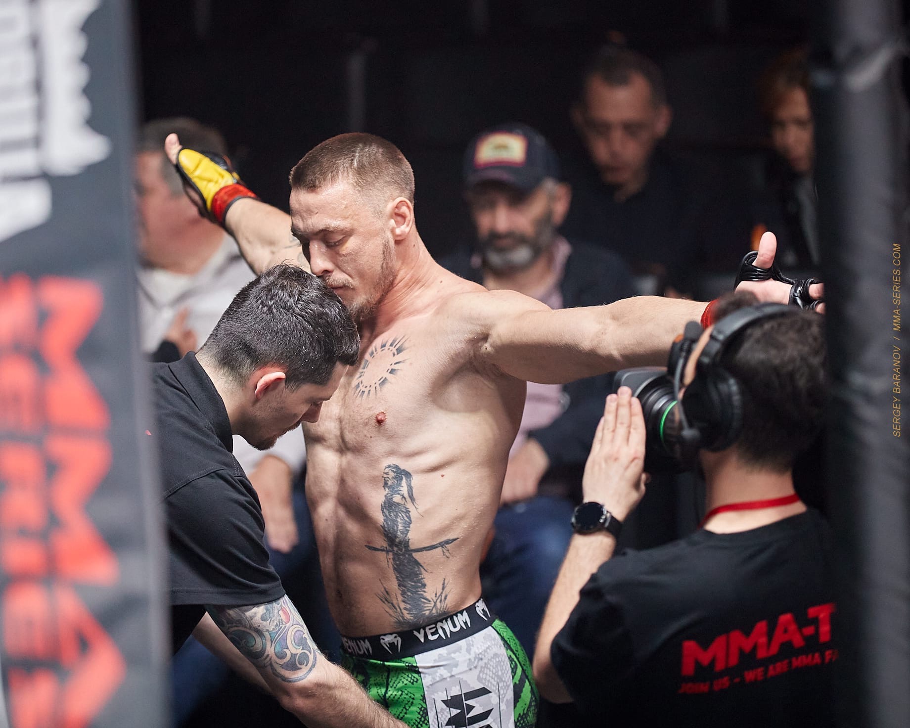 Боец ММА из Мурома Сергей Бобрышев стал одним из героев клипа, снятого на песню Александра Малинина «Айсберги». В видео вошли фрагменты реальных боев нашего земляка.