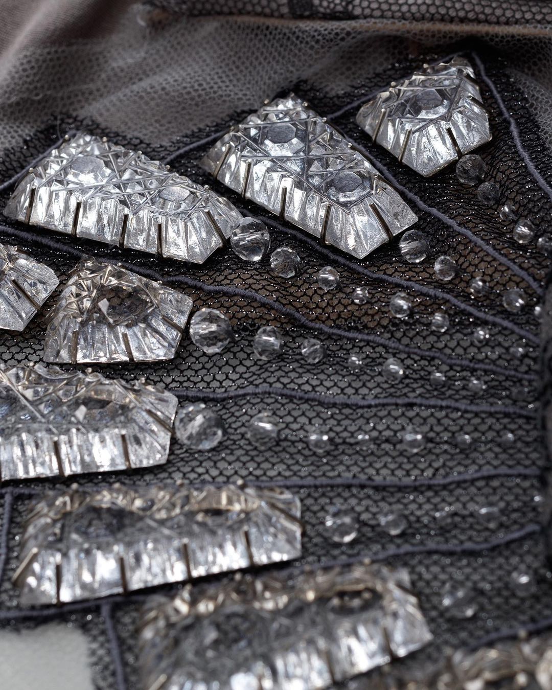 Неделя высокой моды в эти дни проходит в Париже. Одним из первых свою коллекцию весна-лето 2022 представил модный дом Ulyana Sergeenko. Дизайнер вновь обратилась к русской культуре и историческим промыслам. Детали из гусевского хрусталя ручной работы украсили бюстье, корсеты и застежки головных уборов в стиле 1920-х годов.