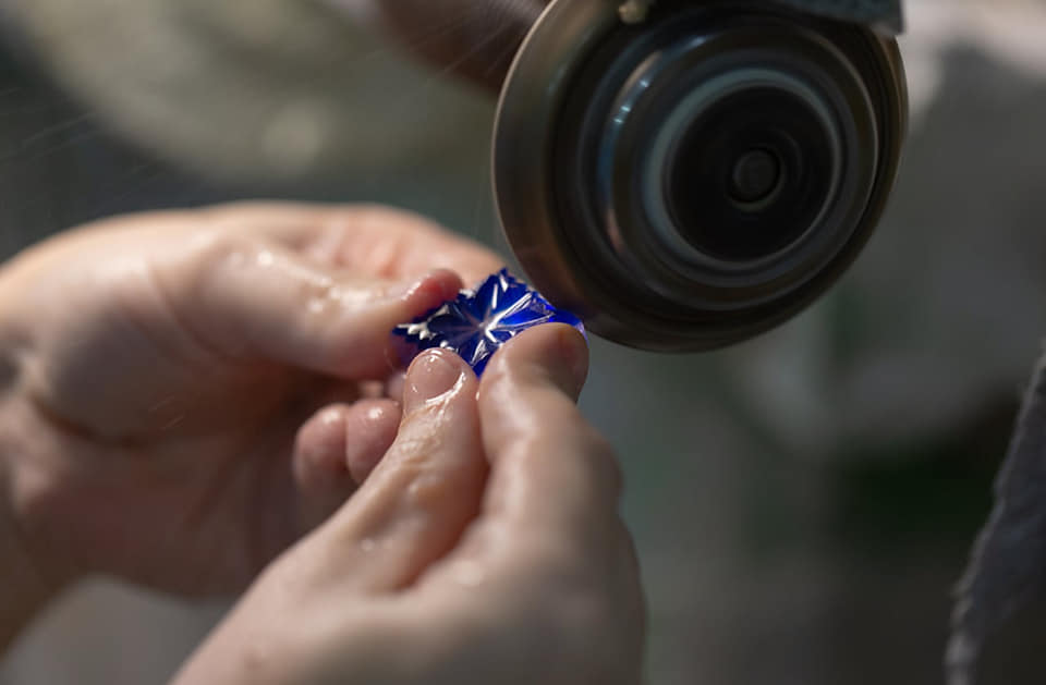 Неделя высокой моды в эти дни проходит в Париже. Одним из первых свою коллекцию весна-лето 2022 представил модный дом Ulyana Sergeenko. Дизайнер вновь обратилась к русской культуре и историческим промыслам. Детали из гусевского хрусталя ручной работы украсили бюстье, корсеты и застежки головных уборов в стиле 1920-х годов.