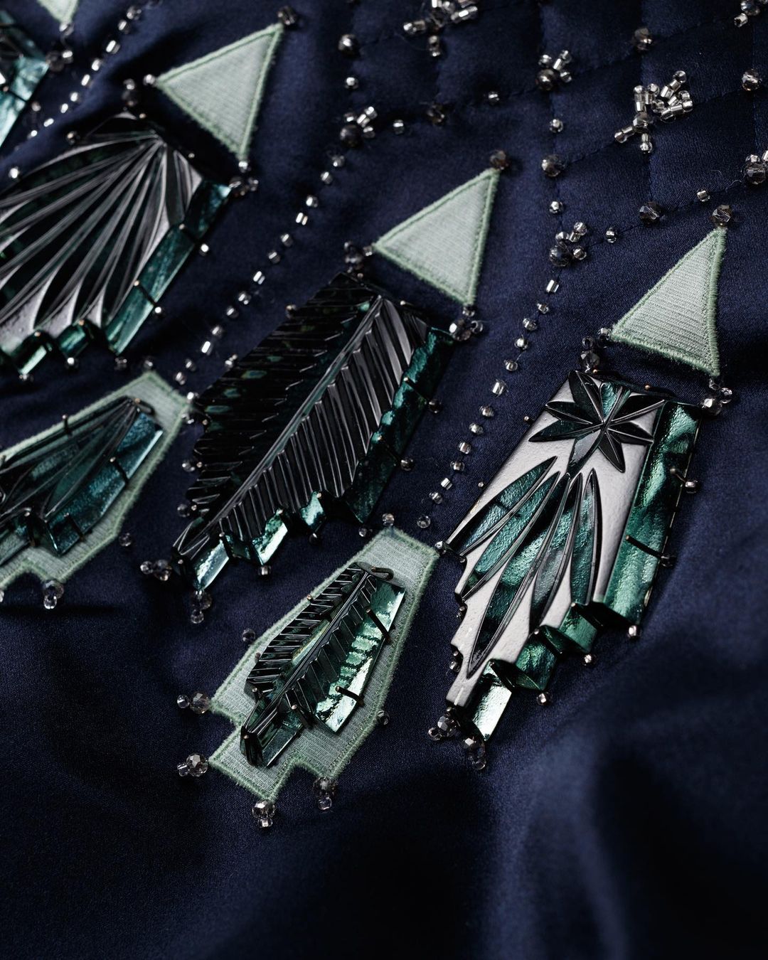 Неделя высокой моды в эти дни проходит в Париже. Одним из первых свою коллекцию весна-лето 2022 представил модный дом Ulyana Sergeenko. Дизайнер вновь обратилась к русской культуре и историческим промыслам. Детали из гусевского хрусталя ручной работы украсили бюстье, корсеты и застежки головных уборов в стиле 1920-х годов.