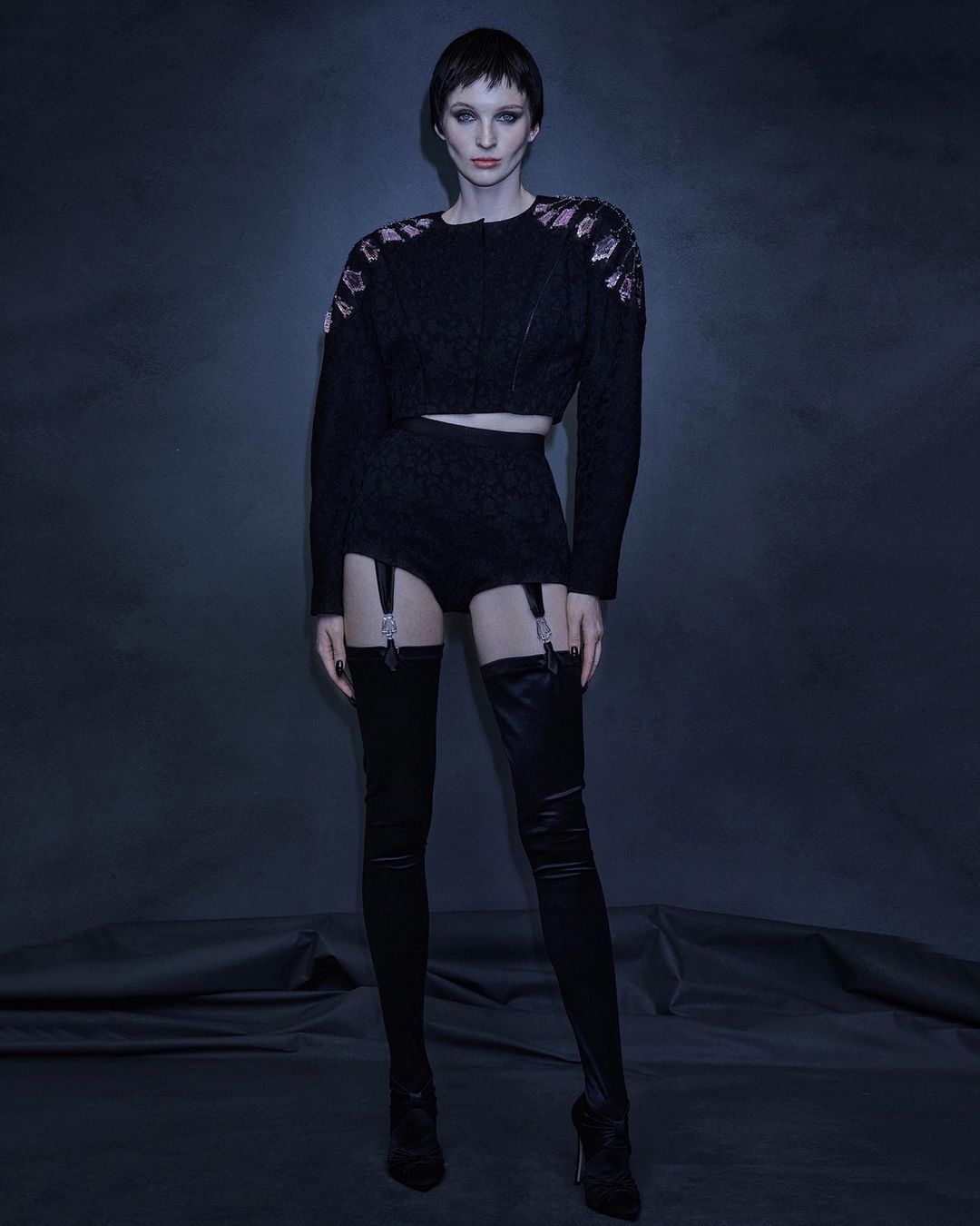 Неделя высокой моды в эти дни проходит в Париже. Одним из первых свою коллекцию весна-лето 2022 представил модный дом Ulyana Sergeenko. Дизайнер вновь обратилась к русской культуре и историческим промыслам. Детали из гусевского хрусталя ручной работы украсили бюстье, корсеты и застежки головных уборов в стиле 1920-х годов.