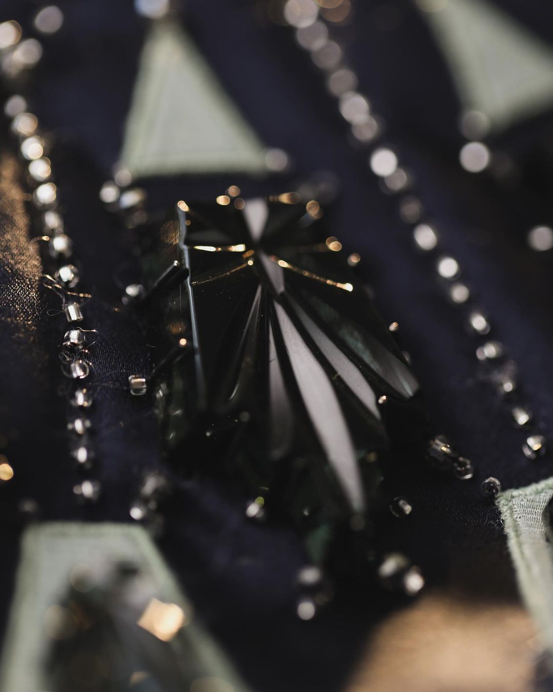 Неделя высокой моды в эти дни проходит в Париже. Одним из первых свою коллекцию весна-лето 2022 представил модный дом Ulyana Sergeenko. Дизайнер вновь обратилась к русской культуре и историческим промыслам. Детали из гусевского хрусталя ручной работы украсили бюстье, корсеты и застежки головных уборов в стиле 1920-х годов.