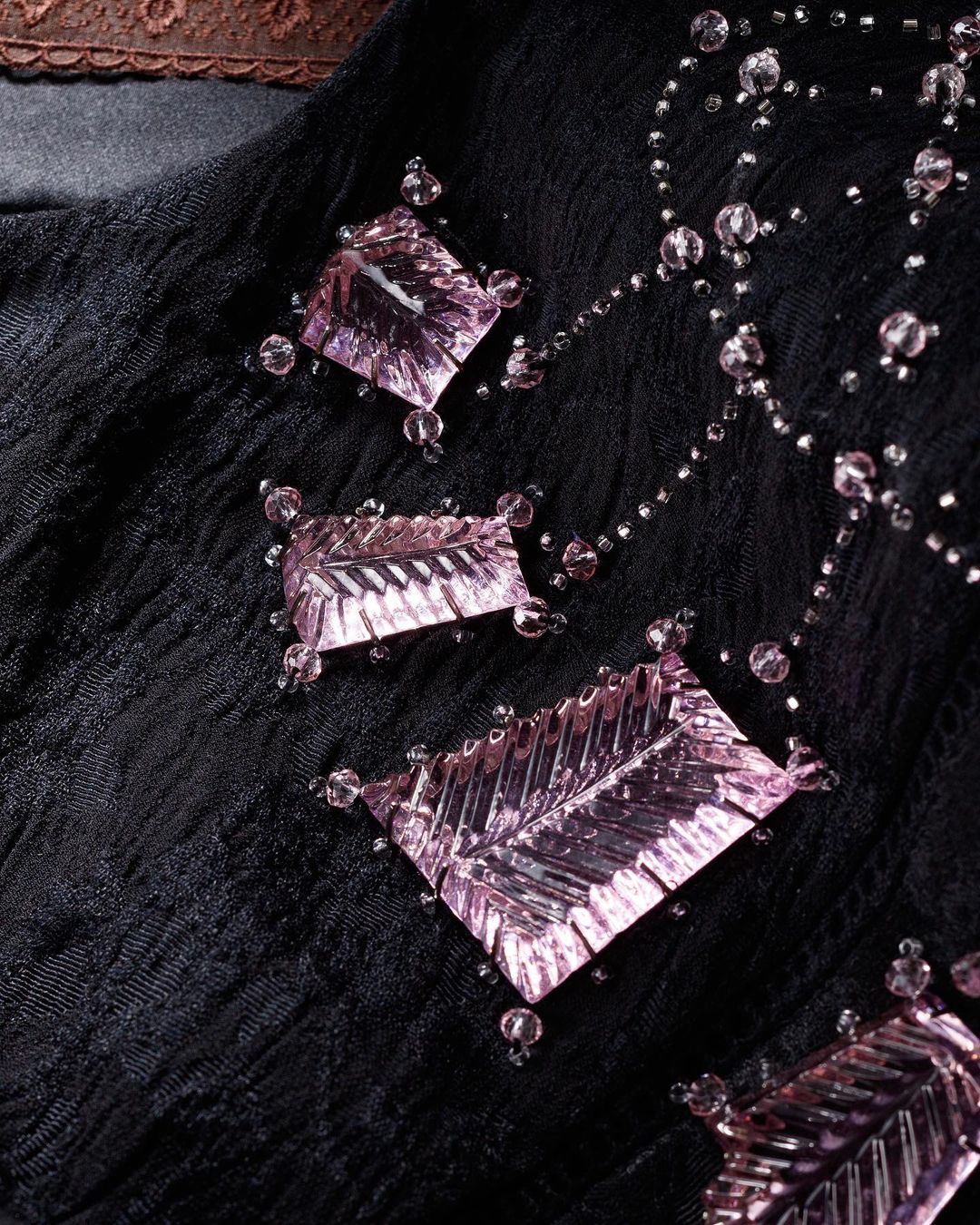 Неделя высокой моды в эти дни проходит в Париже. Одним из первых свою коллекцию весна-лето 2022 представил модный дом Ulyana Sergeenko. Дизайнер вновь обратилась к русской культуре и историческим промыслам. Детали из гусевского хрусталя ручной работы украсили бюстье, корсеты и застежки головных уборов в стиле 1920-х годов.