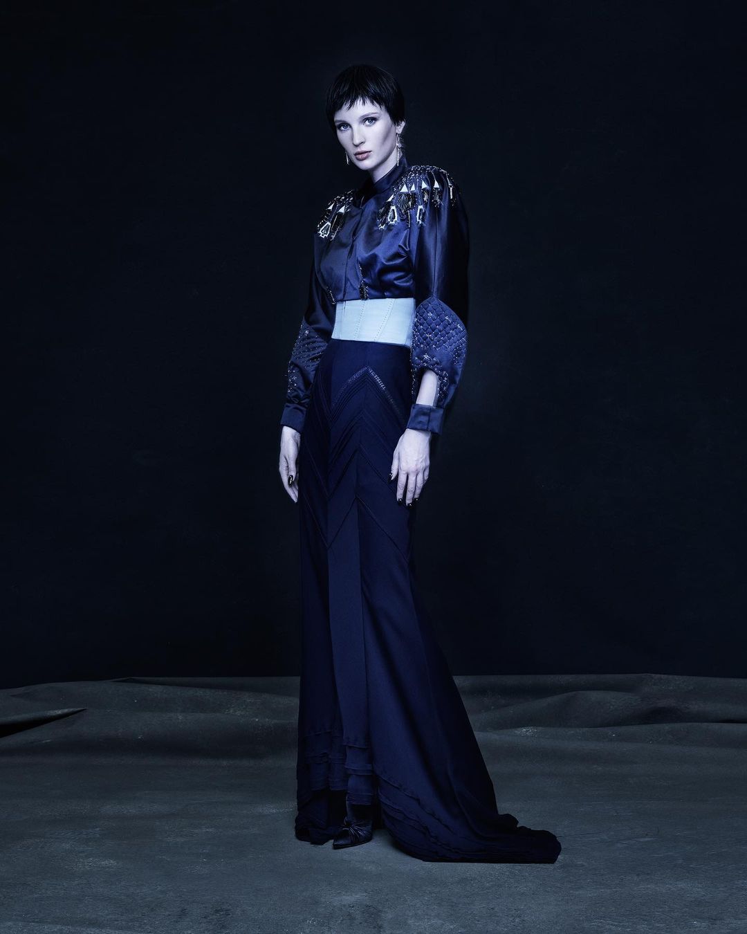 Неделя высокой моды в эти дни проходит в Париже. Одним из первых свою коллекцию весна-лето 2022 представил модный дом Ulyana Sergeenko. Дизайнер вновь обратилась к русской культуре и историческим промыслам. Детали из гусевского хрусталя ручной работы украсили бюстье, корсеты и застежки головных уборов в стиле 1920-х годов.