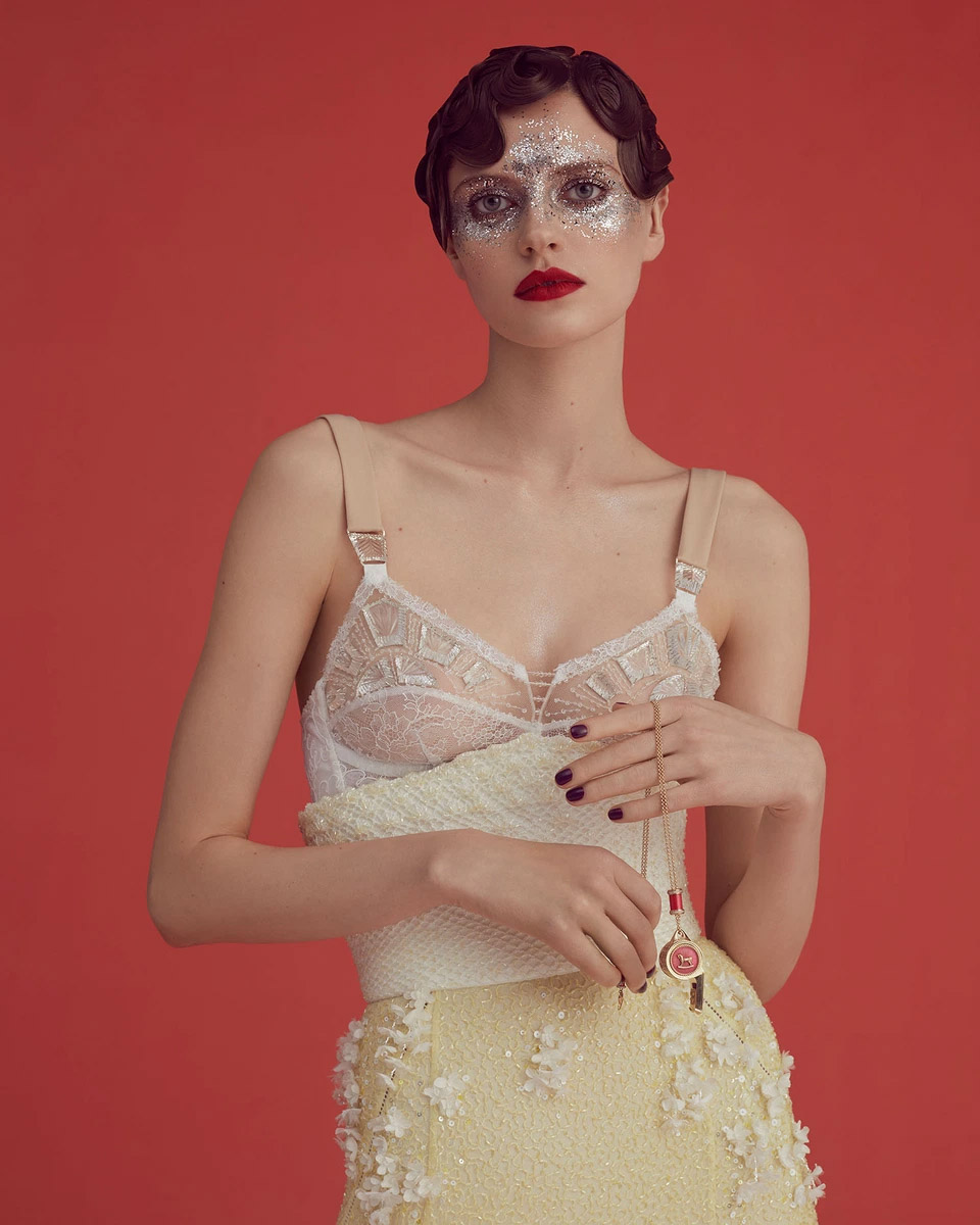 Неделя высокой моды в эти дни проходит в Париже. Одним из первых свою коллекцию весна-лето 2022 представил модный дом Ulyana Sergeenko. Дизайнер вновь обратилась к русской культуре и историческим промыслам. Детали из гусевского хрусталя ручной работы украсили бюстье, корсеты и застежки головных уборов в стиле 1920-х годов.