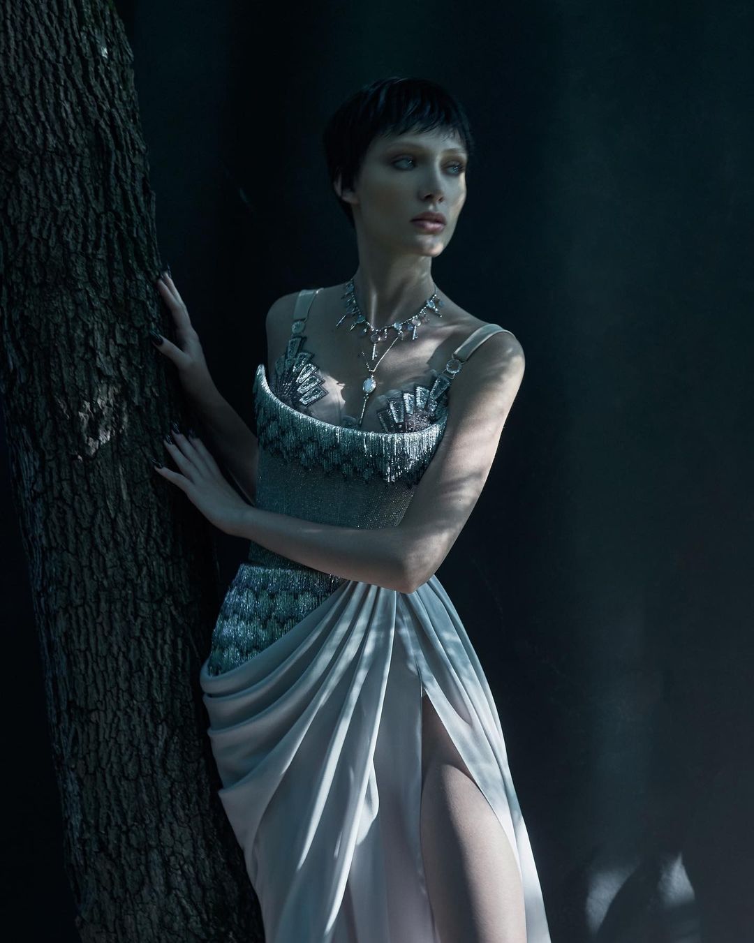 Неделя высокой моды в эти дни проходит в Париже. Одним из первых свою коллекцию весна-лето 2022 представил модный дом Ulyana Sergeenko. Дизайнер вновь обратилась к русской культуре и историческим промыслам. Детали из гусевского хрусталя ручной работы украсили бюстье, корсеты и застежки головных уборов в стиле 1920-х годов.