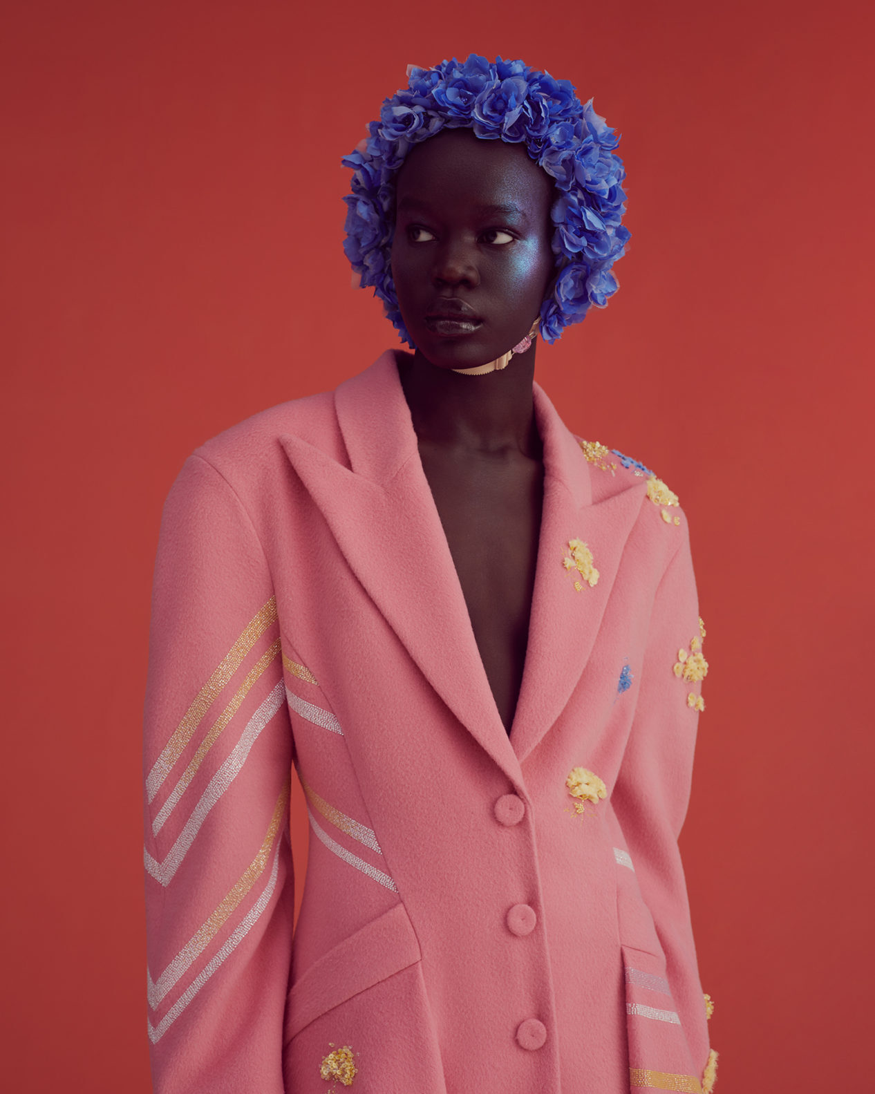 Неделя высокой моды в эти дни проходит в Париже. Одним из первых свою коллекцию весна-лето 2022 представил модный дом Ulyana Sergeenko. Дизайнер вновь обратилась к русской культуре и историческим промыслам. Детали из гусевского хрусталя ручной работы украсили бюстье, корсеты и застежки головных уборов в стиле 1920-х годов.