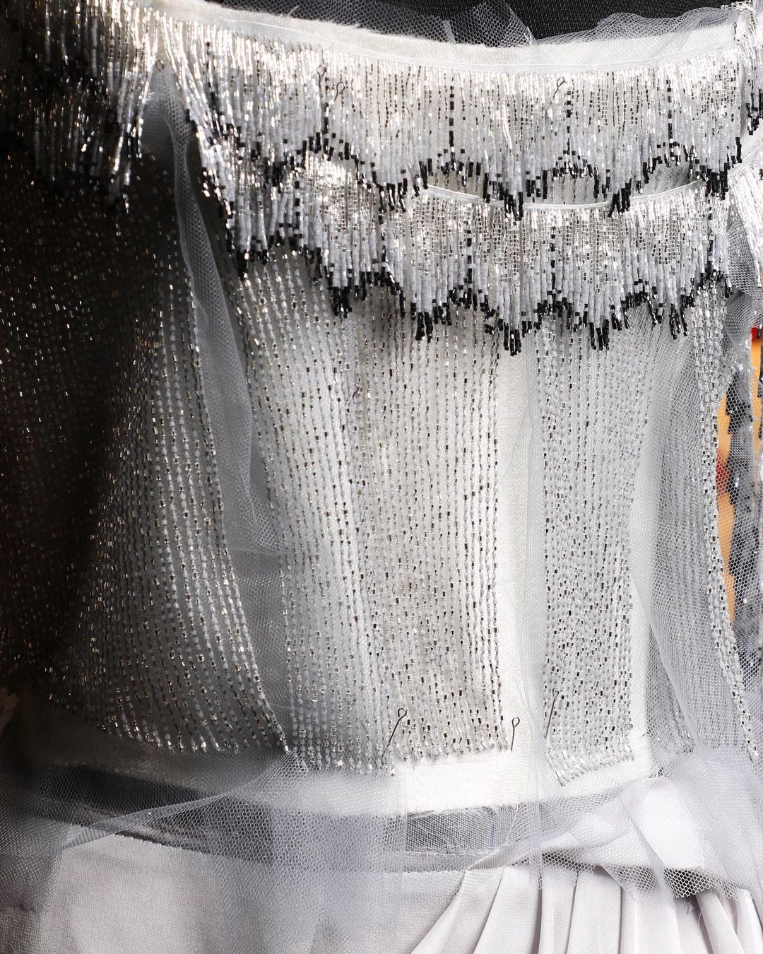 Неделя высокой моды в эти дни проходит в Париже. Одним из первых свою коллекцию весна-лето 2022 представил модный дом Ulyana Sergeenko. Дизайнер вновь обратилась к русской культуре и историческим промыслам. Детали из гусевского хрусталя ручной работы украсили бюстье, корсеты и застежки головных уборов в стиле 1920-х годов.