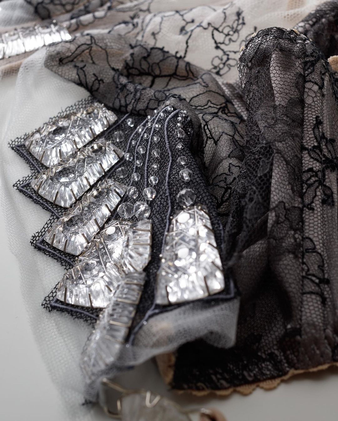 Неделя высокой моды в эти дни проходит в Париже. Одним из первых свою коллекцию весна-лето 2022 представил модный дом Ulyana Sergeenko. Дизайнер вновь обратилась к русской культуре и историческим промыслам. Детали из гусевского хрусталя ручной работы украсили бюстье, корсеты и застежки головных уборов в стиле 1920-х годов.