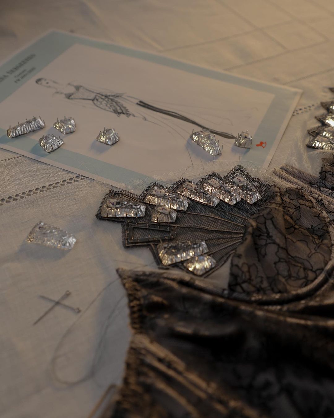 Неделя высокой моды в эти дни проходит в Париже. Одним из первых свою коллекцию весна-лето 2022 представил модный дом Ulyana Sergeenko. Дизайнер вновь обратилась к русской культуре и историческим промыслам. Детали из гусевского хрусталя ручной работы украсили бюстье, корсеты и застежки головных уборов в стиле 1920-х годов.