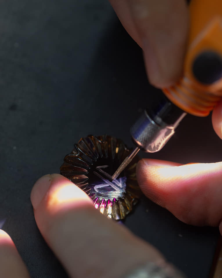 Неделя высокой моды в эти дни проходит в Париже. Одним из первых свою коллекцию весна-лето 2022 представил модный дом Ulyana Sergeenko. Дизайнер вновь обратилась к русской культуре и историческим промыслам. Детали из гусевского хрусталя ручной работы украсили бюстье, корсеты и застежки головных уборов в стиле 1920-х годов.