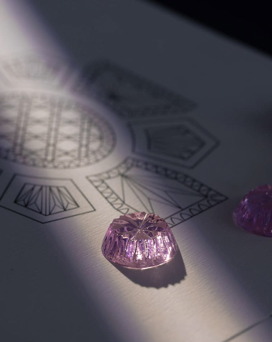 Неделя высокой моды в эти дни проходит в Париже. Одним из первых свою коллекцию весна-лето 2022 представил модный дом Ulyana Sergeenko. Дизайнер вновь обратилась к русской культуре и историческим промыслам. Детали из гусевского хрусталя ручной работы украсили бюстье, корсеты и застежки головных уборов в стиле 1920-х годов.