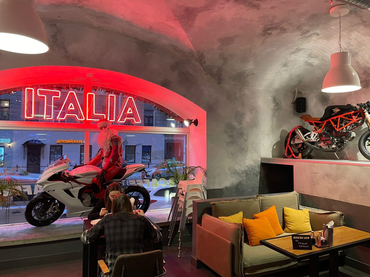 Наш коллега Александр Кюннап год назад переехал в Питер и теперь может сравнивать его с жизнью во Владимире.