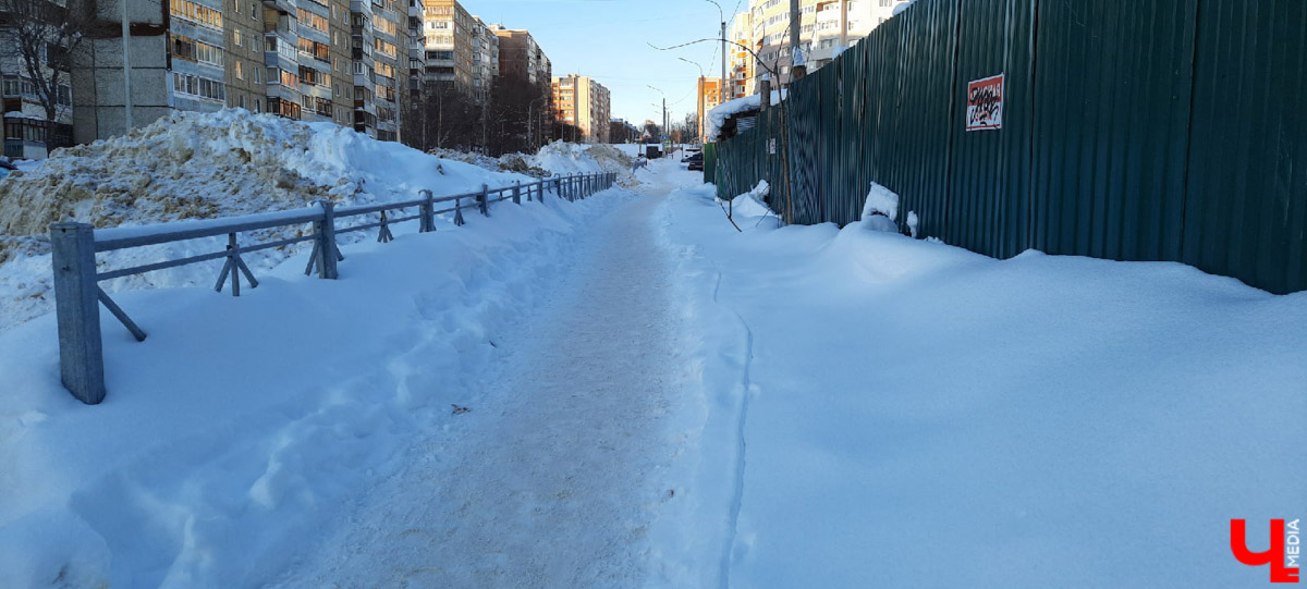 Одни радостно лепили снеговиков с детьми, вторые уныло выталкивали авто из очередной ловушки. Но все нет-нет да и пожаловались на то, как трудно ездить и ходить по Владимиру после снегопадов. А можно ли сетовать продуктивно? Так, чтобы после высказывания недовольства проблема решилась? Попробовали онлайн-методы борьбы с сугробами.