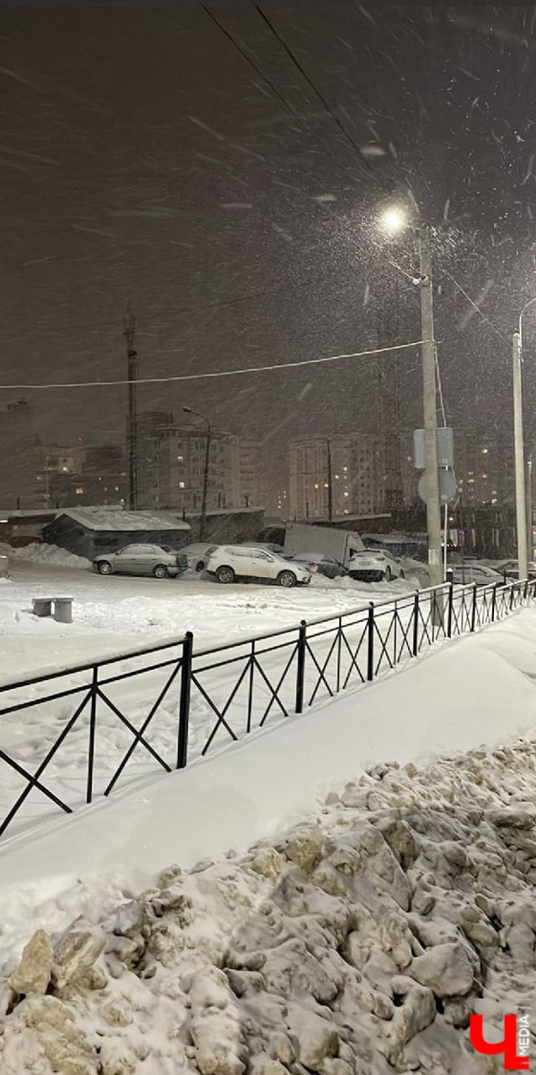 Одни радостно лепили снеговиков с детьми, вторые уныло выталкивали авто из очередной ловушки. Но все нет-нет да и пожаловались на то, как трудно ездить и ходить по Владимиру после снегопадов. А можно ли сетовать продуктивно? Так, чтобы после высказывания недовольства проблема решилась? Попробовали онлайн-методы борьбы с сугробами.