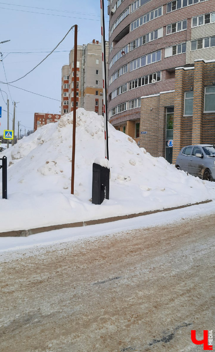 Одни радостно лепили снеговиков с детьми, вторые уныло выталкивали авто из очередной ловушки. Но все нет-нет да и пожаловались на то, как трудно ездить и ходить по Владимиру после снегопадов. А можно ли сетовать продуктивно? Так, чтобы после высказывания недовольства проблема решилась? Попробовали онлайн-методы борьбы с сугробами.