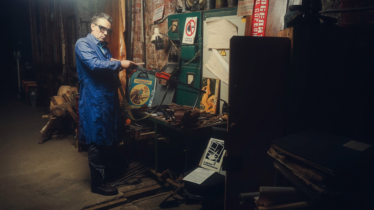 Ретро в стиле блокбастера, или Как советский инженер-супергерой Антон Старков создал удивительный костюм, а владимирский фотограф Вадим Аксёнов заснял происходящее на камеру.