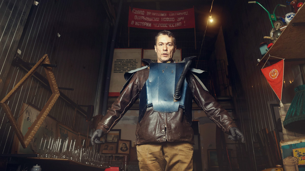 Ретро в стиле блокбастера, или Как советский инженер-супергерой Антон Старков создал удивительный костюм, а владимирский фотограф Вадим Аксёнов заснял происходящее на камеру.