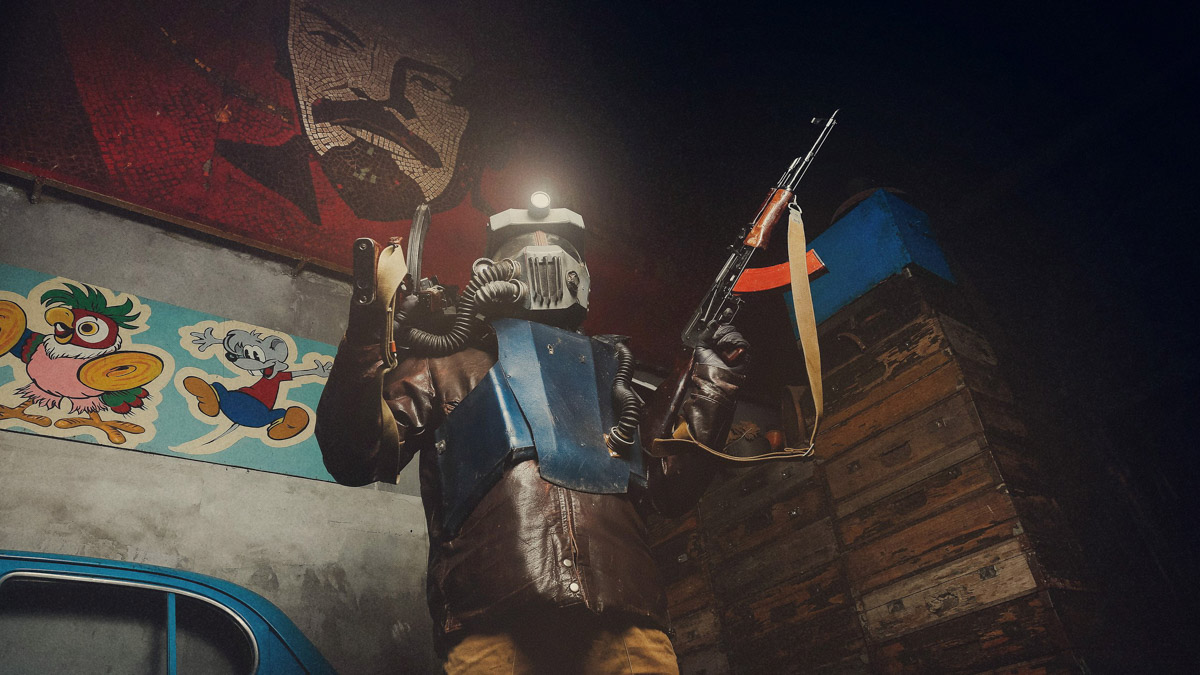 Ретро в стиле блокбастера, или Как советский инженер-супергерой Антон Старков создал удивительный костюм, а владимирский фотограф Вадим Аксёнов заснял происходящее на камеру.