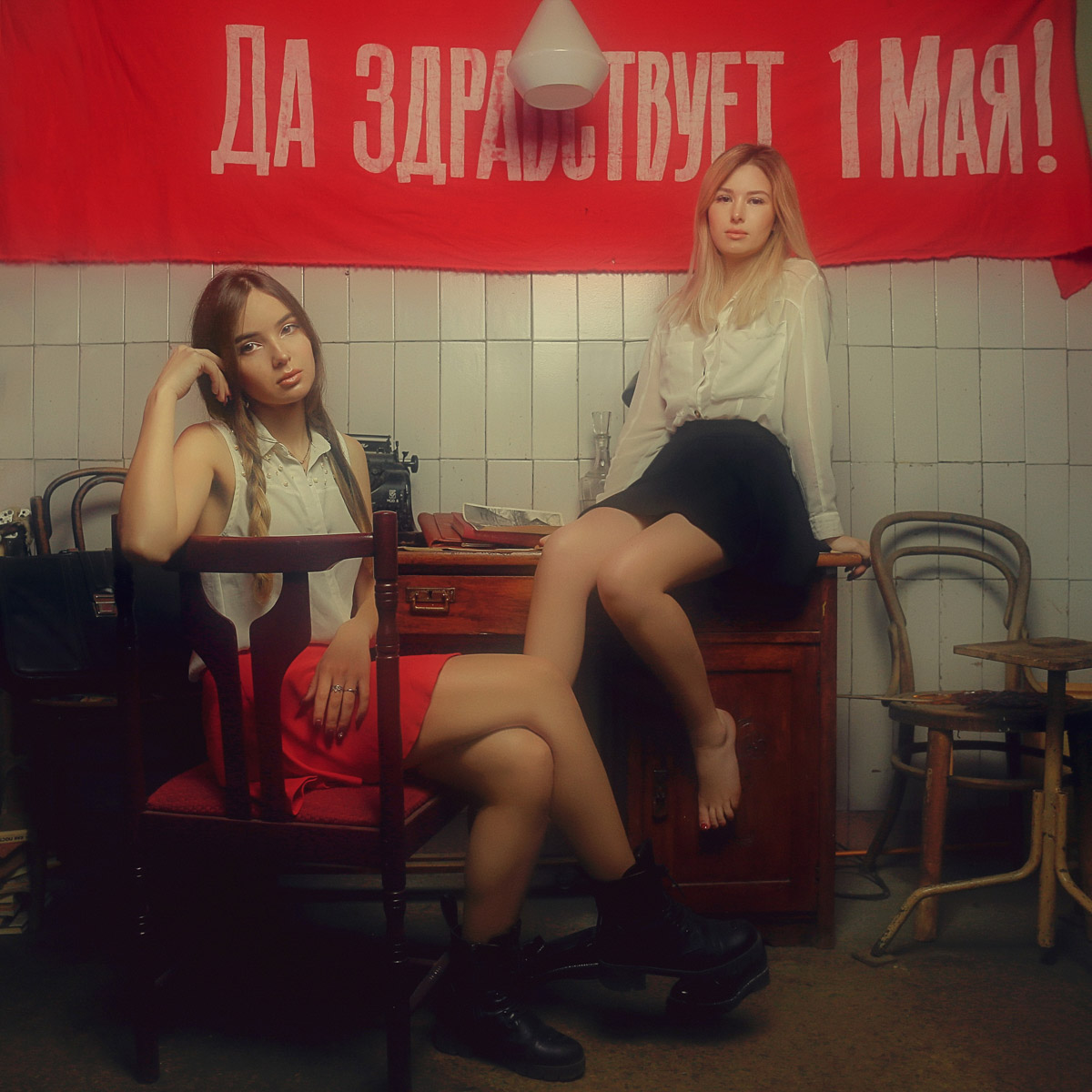 Ретро в стиле блокбастера, или Как советский инженер-супергерой Антон Старков создал удивительный костюм, а владимирский фотограф Вадим Аксёнов заснял происходящее на камеру.