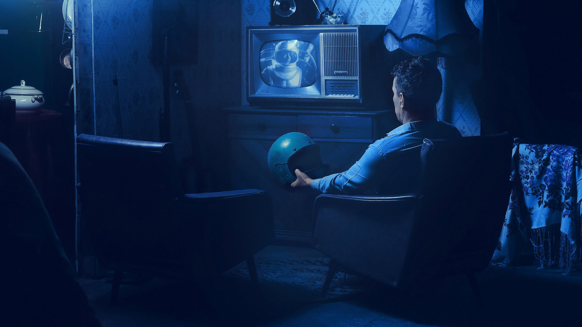 Ретро в стиле блокбастера, или Как советский инженер-супергерой Антон Старков создал удивительный костюм, а владимирский фотограф Вадим Аксёнов заснял происходящее на камеру.