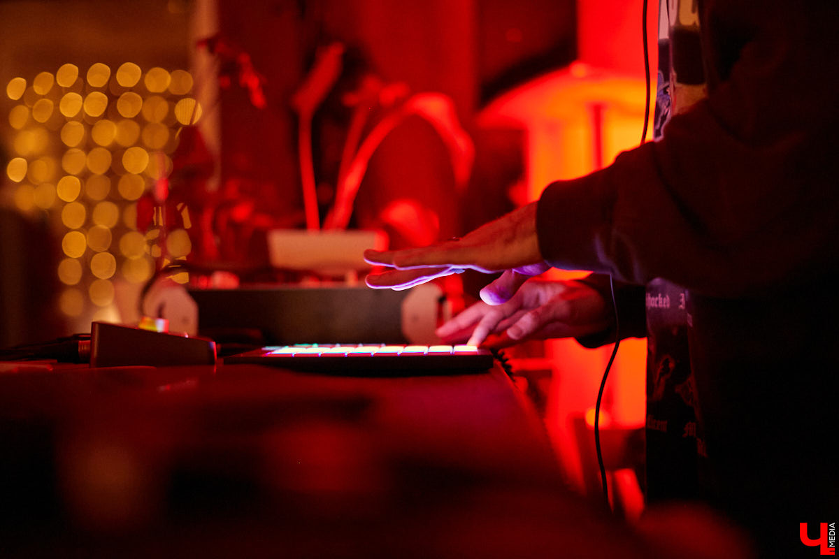 Как создавать хиты, не выходя из дома? Расскажет Илья, преподаватель первой владимирской школы электронной музыки: минимальные финансовые вложения, вдохновение на максимум, и через сутки после публикации трека вы можете проснуться звездой.