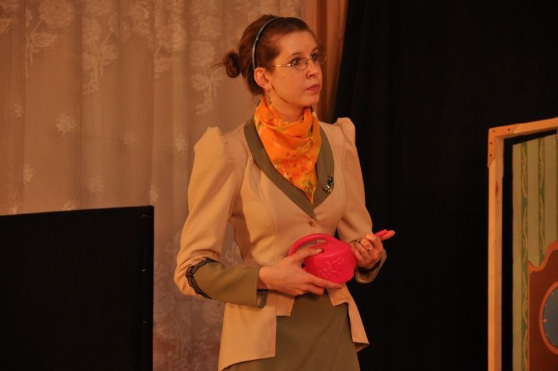 Сельский театр драмы и комедии в Фомихе, творческое сообщество «МИРА» и ЦСК «Флигель» придумали совместную инициативу. Они открывают бесплатную студию современного театра. Для взрослых там начнут преподавать практики современного театра и другие художественные дисциплины: драматургию, музыку, хореографию и перформанс. Кто и как может туда попасть?