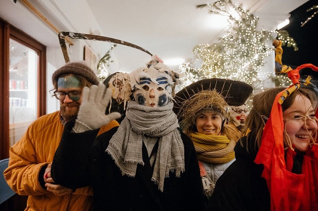 Сельский театр драмы и комедии в Фомихе, творческое сообщество «МИРА» и ЦСК «Флигель» придумали совместную инициативу. Они открывают бесплатную студию современного театра. Для взрослых там начнут преподавать практики современного театра и другие художественные дисциплины: драматургию, музыку, хореографию и перформанс. Кто и как может туда попасть?