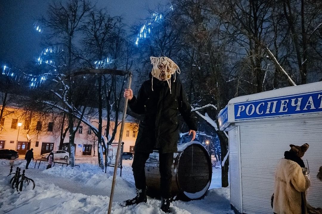 Сельский театр драмы и комедии в Фомихе, творческое сообщество «МИРА» и ЦСК «Флигель» придумали совместную инициативу. Они открывают бесплатную студию современного театра. Для взрослых там начнут преподавать практики современного театра и другие художественные дисциплины: драматургию, музыку, хореографию и перформанс. Кто и как может туда попасть?