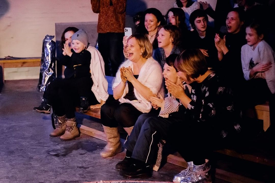 Сельский театр драмы и комедии в Фомихе, творческое сообщество «МИРА» и ЦСК «Флигель» придумали совместную инициативу. Они открывают бесплатную студию современного театра. Для взрослых там начнут преподавать практики современного театра и другие художественные дисциплины: драматургию, музыку, хореографию и перформанс. Кто и как может туда попасть?