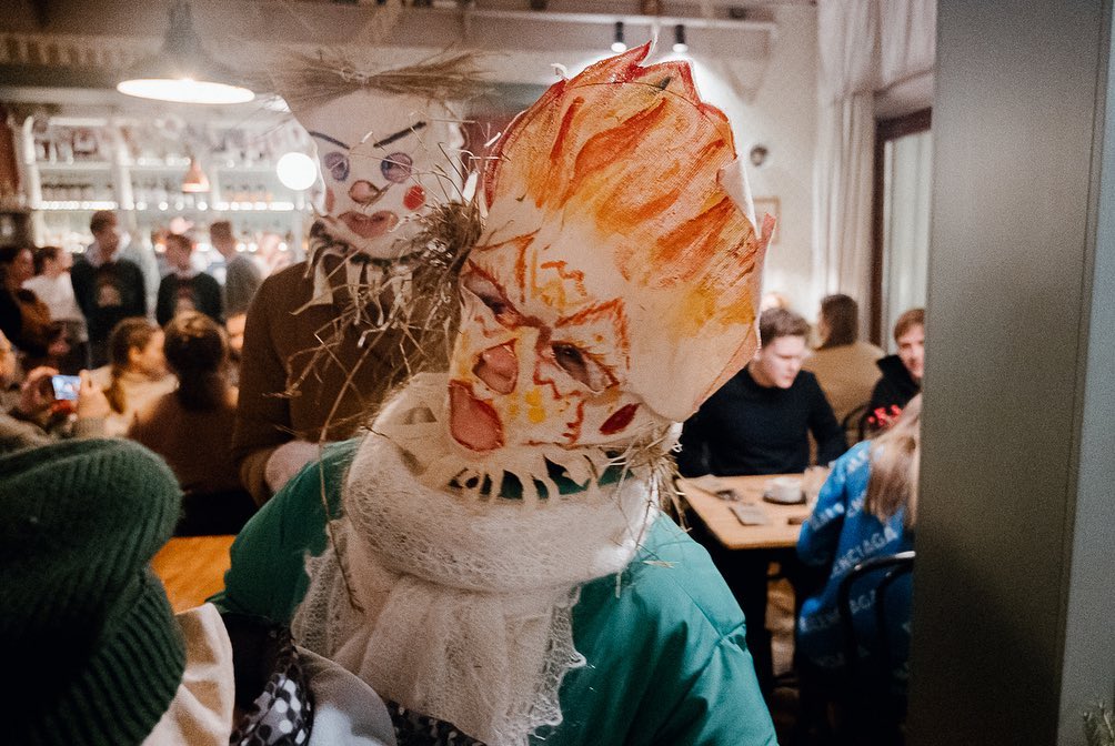 Сельский театр драмы и комедии в Фомихе, творческое сообщество «МИРА» и ЦСК «Флигель» придумали совместную инициативу. Они открывают бесплатную студию современного театра. Для взрослых там начнут преподавать практики современного театра и другие художественные дисциплины: драматургию, музыку, хореографию и перформанс. Кто и как может туда попасть?