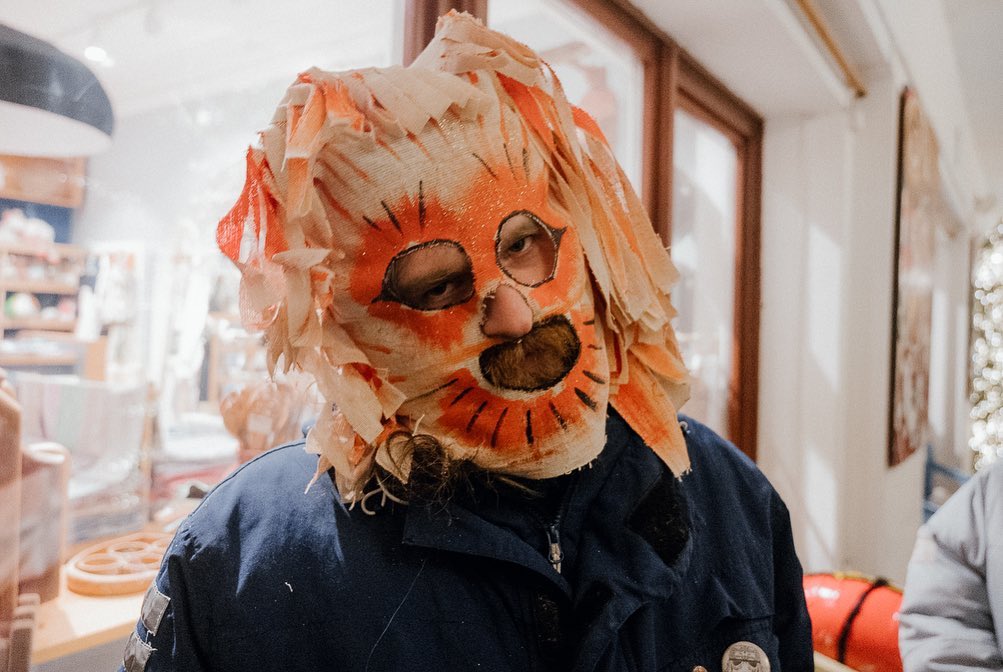 Сельский театр драмы и комедии в Фомихе, творческое сообщество «МИРА» и ЦСК «Флигель» придумали совместную инициативу. Они открывают бесплатную студию современного театра. Для взрослых там начнут преподавать практики современного театра и другие художественные дисциплины: драматургию, музыку, хореографию и перформанс. Кто и как может туда попасть?