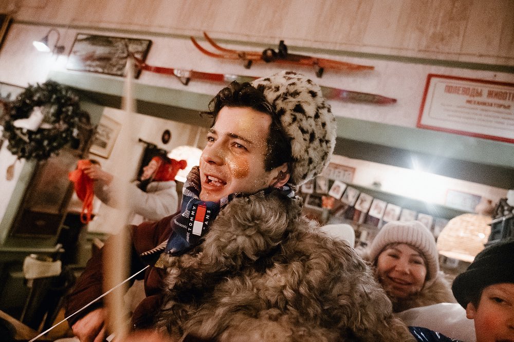 Сельский театр драмы и комедии в Фомихе, творческое сообщество «МИРА» и ЦСК «Флигель» придумали совместную инициативу. Они открывают бесплатную студию современного театра. Для взрослых там начнут преподавать практики современного театра и другие художественные дисциплины: драматургию, музыку, хореографию и перформанс. Кто и как может туда попасть?