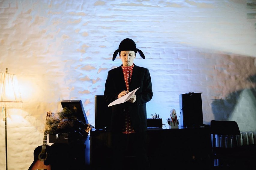 Сельский театр драмы и комедии в Фомихе, творческое сообщество «МИРА» и ЦСК «Флигель» придумали совместную инициативу. Они открывают бесплатную студию современного театра. Для взрослых там начнут преподавать практики современного театра и другие художественные дисциплины: драматургию, музыку, хореографию и перформанс. Кто и как может туда попасть?