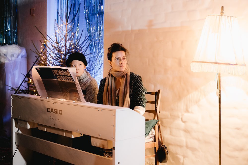 Сельский театр драмы и комедии в Фомихе, творческое сообщество «МИРА» и ЦСК «Флигель» придумали совместную инициативу. Они открывают бесплатную студию современного театра. Для взрослых там начнут преподавать практики современного театра и другие художественные дисциплины: драматургию, музыку, хореографию и перформанс. Кто и как может туда попасть?