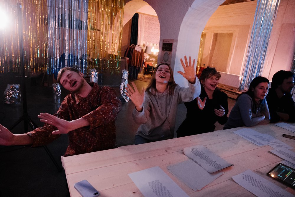 Сельский театр драмы и комедии в Фомихе, творческое сообщество «МИРА» и ЦСК «Флигель» придумали совместную инициативу. Они открывают бесплатную студию современного театра. Для взрослых там начнут преподавать практики современного театра и другие художественные дисциплины: драматургию, музыку, хореографию и перформанс. Кто и как может туда попасть?