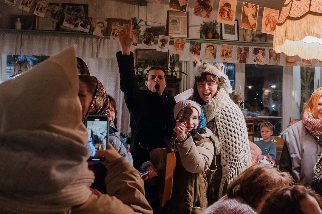 Сельский театр драмы и комедии в Фомихе, творческое сообщество «МИРА» и ЦСК «Флигель» придумали совместную инициативу. Они открывают бесплатную студию современного театра. Для взрослых там начнут преподавать практики современного театра и другие художественные дисциплины: драматургию, музыку, хореографию и перформанс. Кто и как может туда попасть?