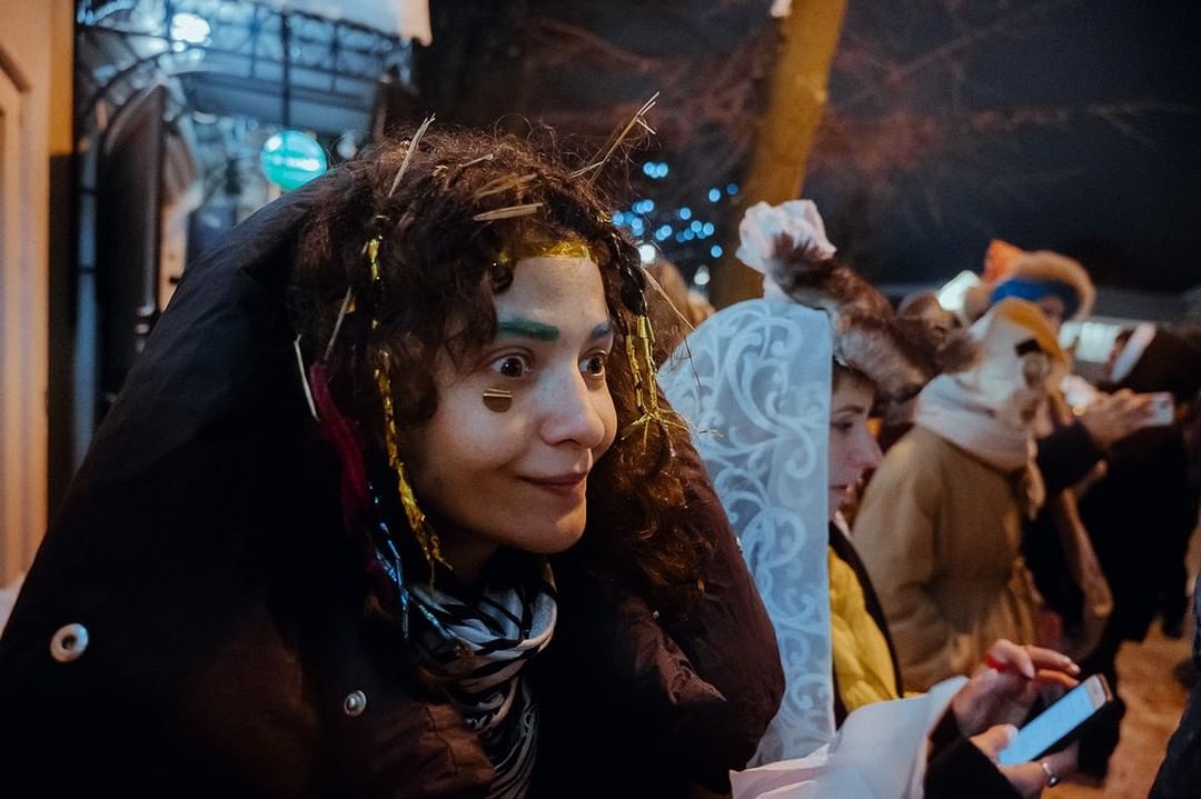 Сельский театр драмы и комедии в Фомихе, творческое сообщество «МИРА» и ЦСК «Флигель» придумали совместную инициативу. Они открывают бесплатную студию современного театра. Для взрослых там начнут преподавать практики современного театра и другие художественные дисциплины: драматургию, музыку, хореографию и перформанс. Кто и как может туда попасть?