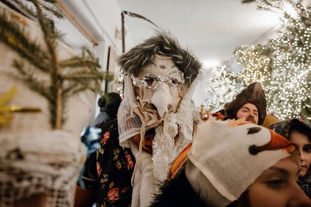 Сельский театр драмы и комедии в Фомихе, творческое сообщество «МИРА» и ЦСК «Флигель» придумали совместную инициативу. Они открывают бесплатную студию современного театра. Для взрослых там начнут преподавать практики современного театра и другие художественные дисциплины: драматургию, музыку, хореографию и перформанс. Кто и как может туда попасть?