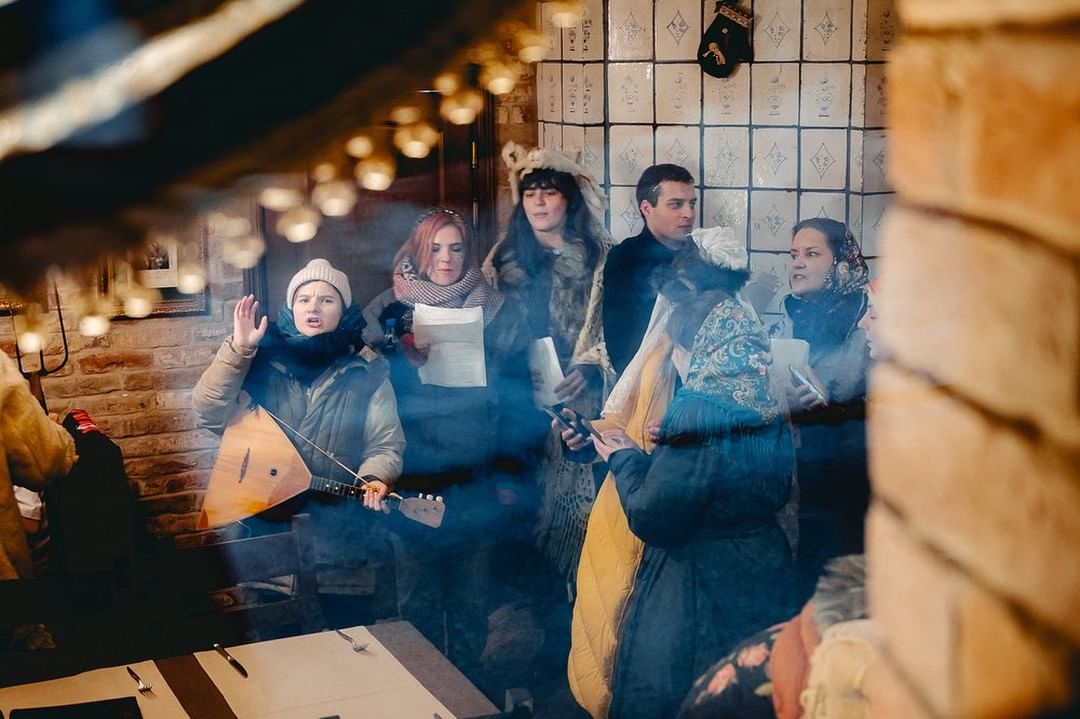 Сельский театр драмы и комедии в Фомихе, творческое сообщество «МИРА» и ЦСК «Флигель» придумали совместную инициативу. Они открывают бесплатную студию современного театра. Для взрослых там начнут преподавать практики современного театра и другие художественные дисциплины: драматургию, музыку, хореографию и перформанс. Кто и как может туда попасть?