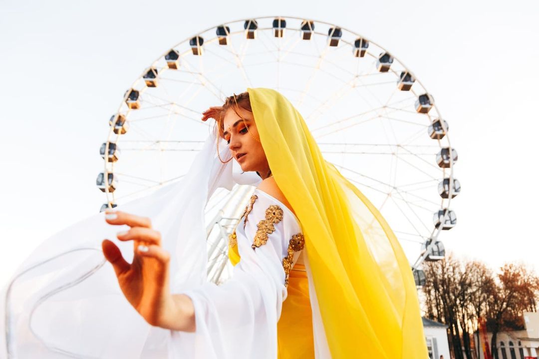 Необычный род деятельности позволяет Ане Ореховой путешествовать по всему миру, собирать впечатления и зарабатывать деньги одновременно. Например, сейчас перформер и пиротехник находится в одном из мальдивских отелей, где работает… русалкой!